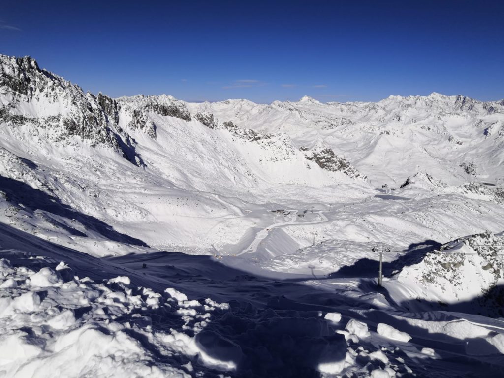 E' Arrivata La Neve, Si Torna A Sciare Sul Ghiacciaio Presena - Radio ...